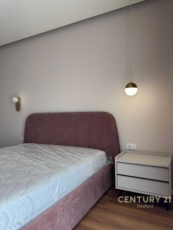 APARTAMENT 1+1 PLUS POST PARKIMI PËR QIRA TE SHKOLLA E KUQE