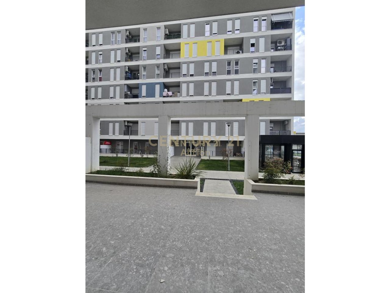 Commercial Unit for Rent + Veranda + 2 Parking Spaces at Univers City Residence