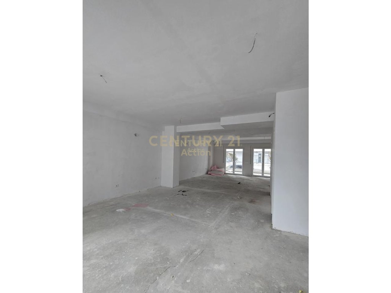 Commercial Unit for Rent + Veranda + 2 Parking Spaces at Univers City Residence