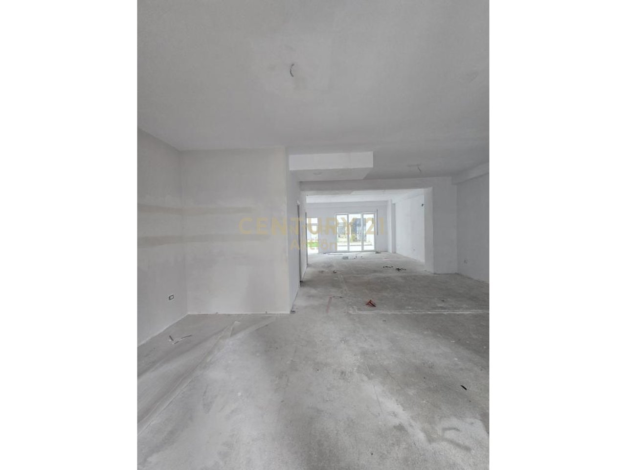 Commercial Unit for Rent + Veranda + 2 Parking Spaces at Univers City Residence