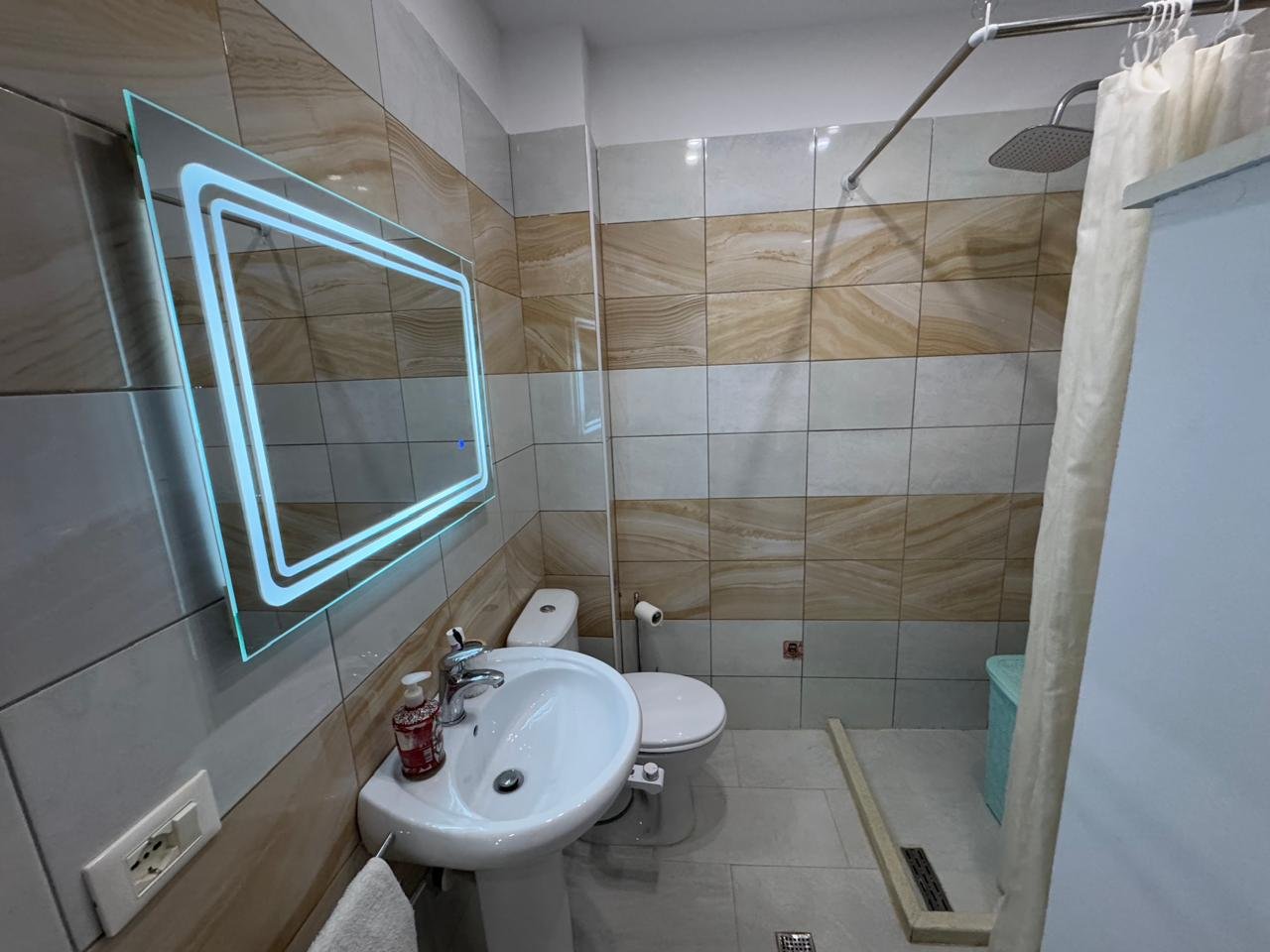 SHITET APARTAMENT 1+1 NE RRUGEN "DHIMITER KONOMI",UJI I FTOHTE!