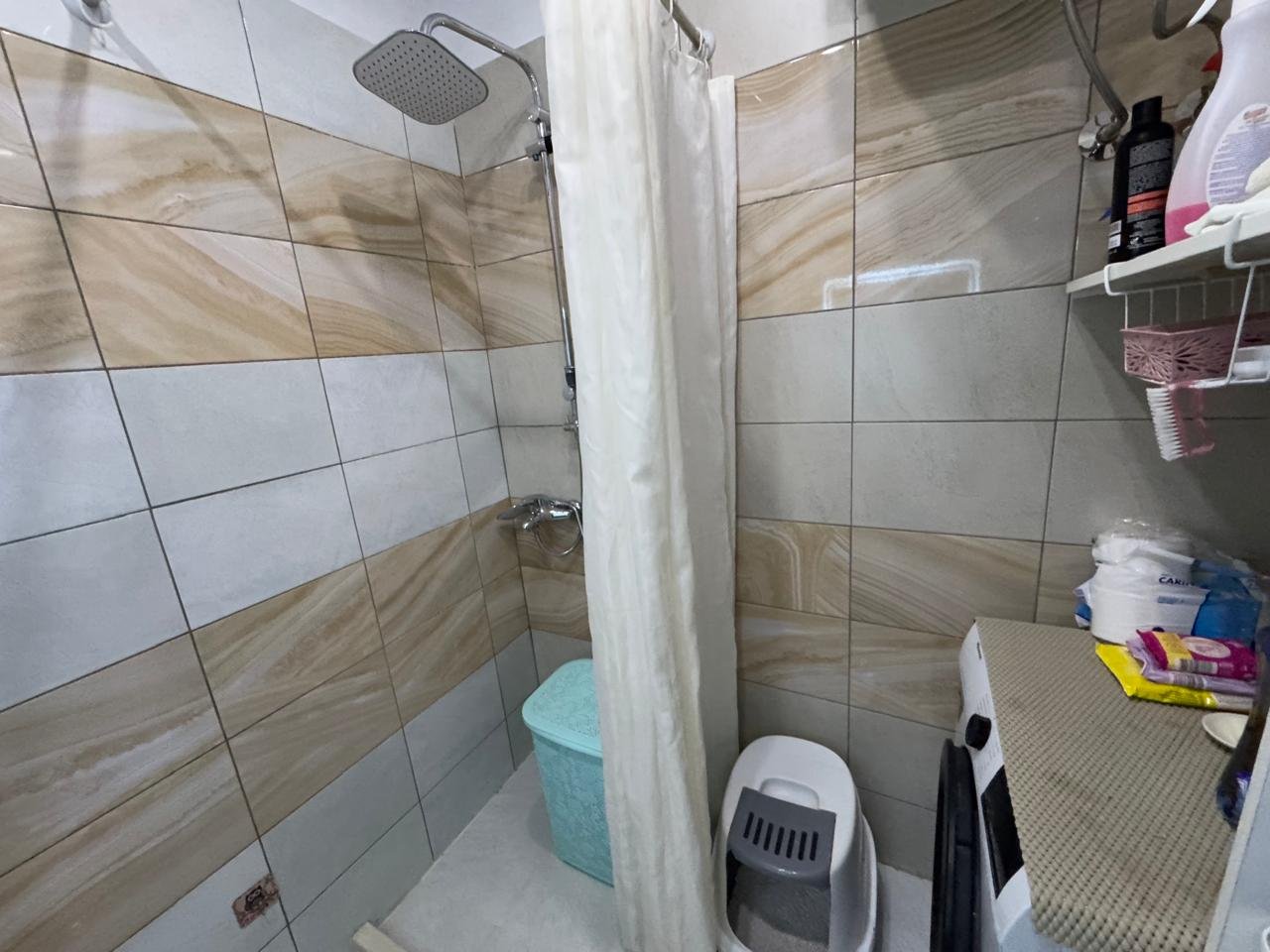 SHITET APARTAMENT 1+1 NE RRUGEN "DHIMITER KONOMI",UJI I FTOHTE!