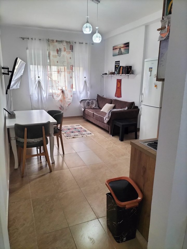 SHITET APARTAMENT 1+1 NE RRUGEN "DHIMITER KONOMI",UJI I FTOHTE!