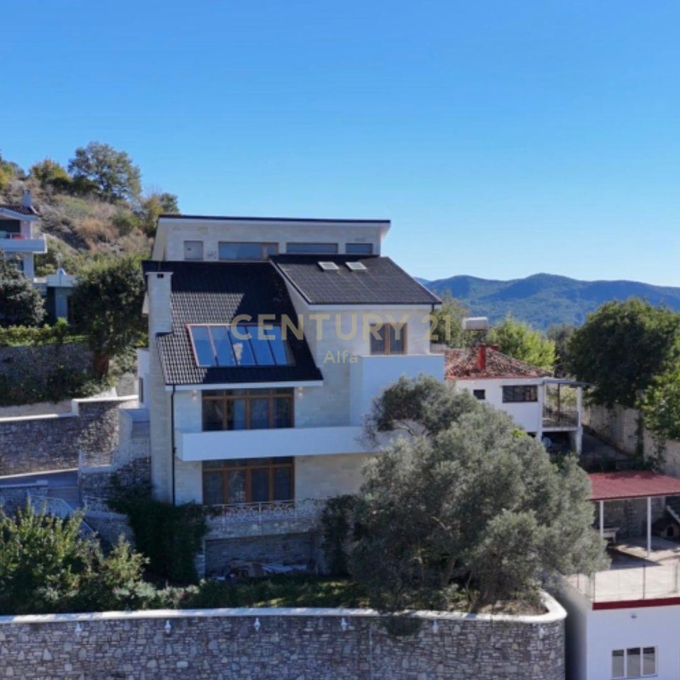 Luxury villas for rent in Petrelë!