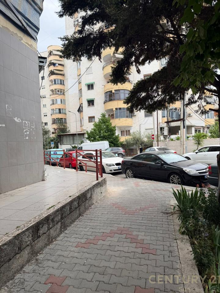 COMMERCIAL UNIT FOR SALE AT THE PARIS MUNICIPALITY BEHIND EHW