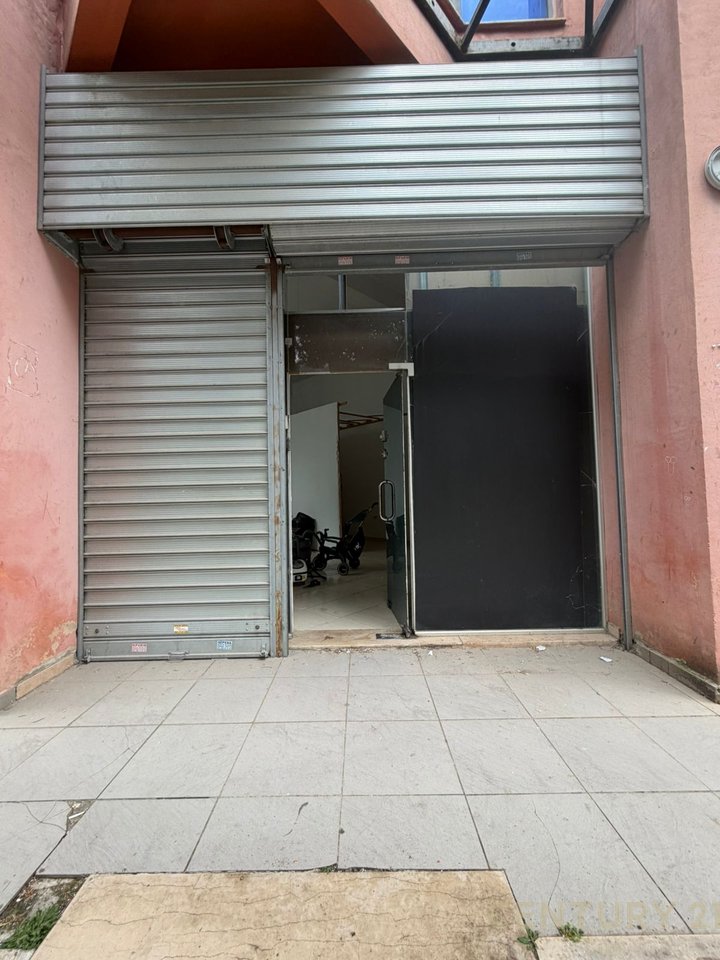COMMERCIAL UNIT FOR SALE AT THE PARIS MUNICIPALITY BEHIND EHW
