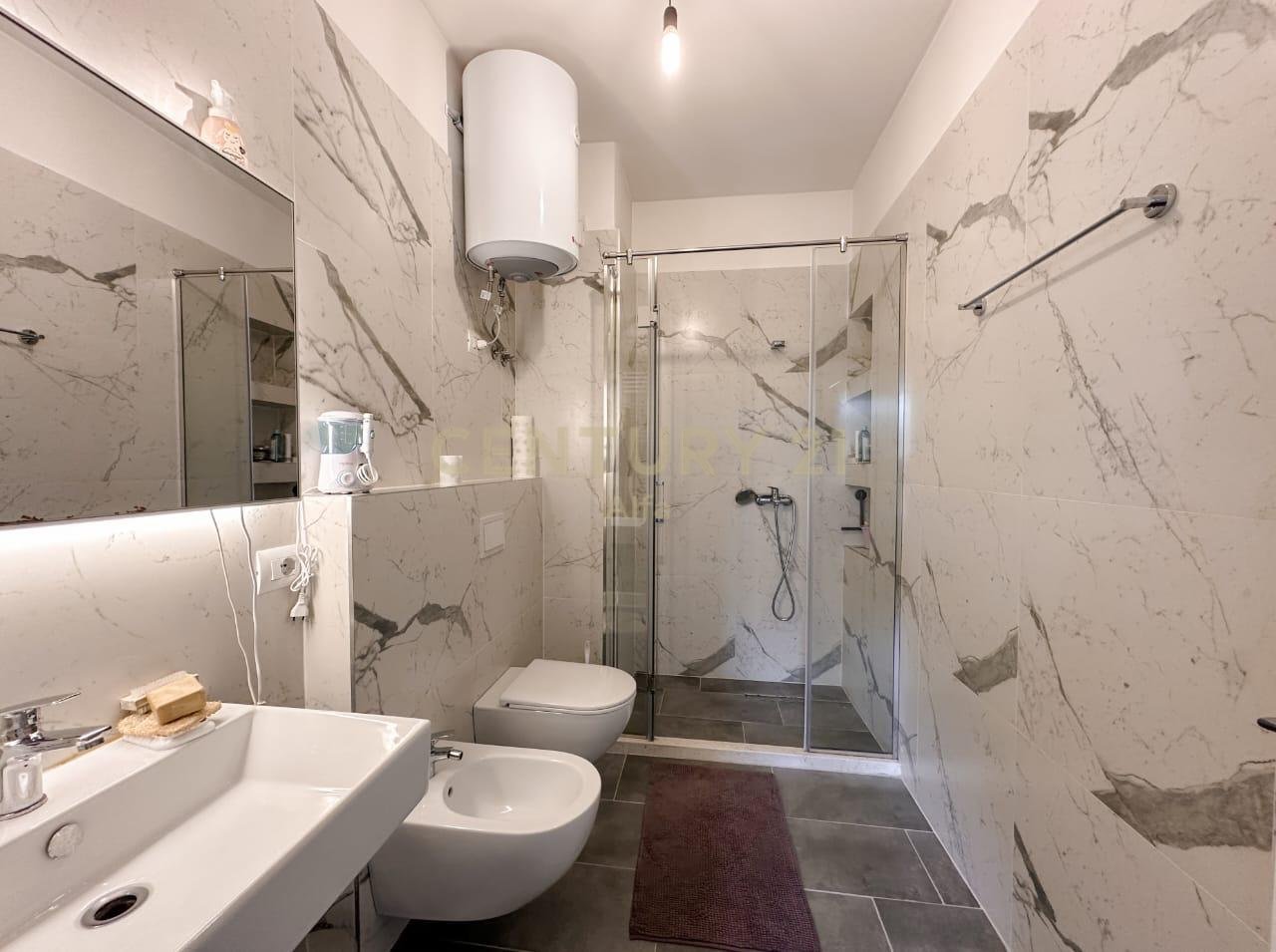 Shesim apartament 2+1 perball UET-se ne Porcelan!
