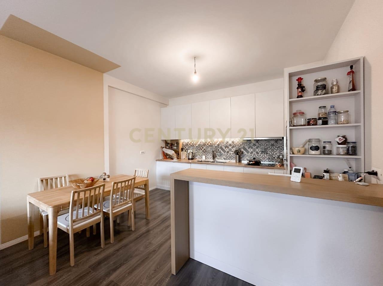 Shesim apartament 2+1 perball UET-se ne Porcelan!