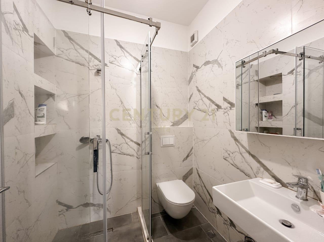 Shesim apartament 2+1 perball UET-se ne Porcelan!