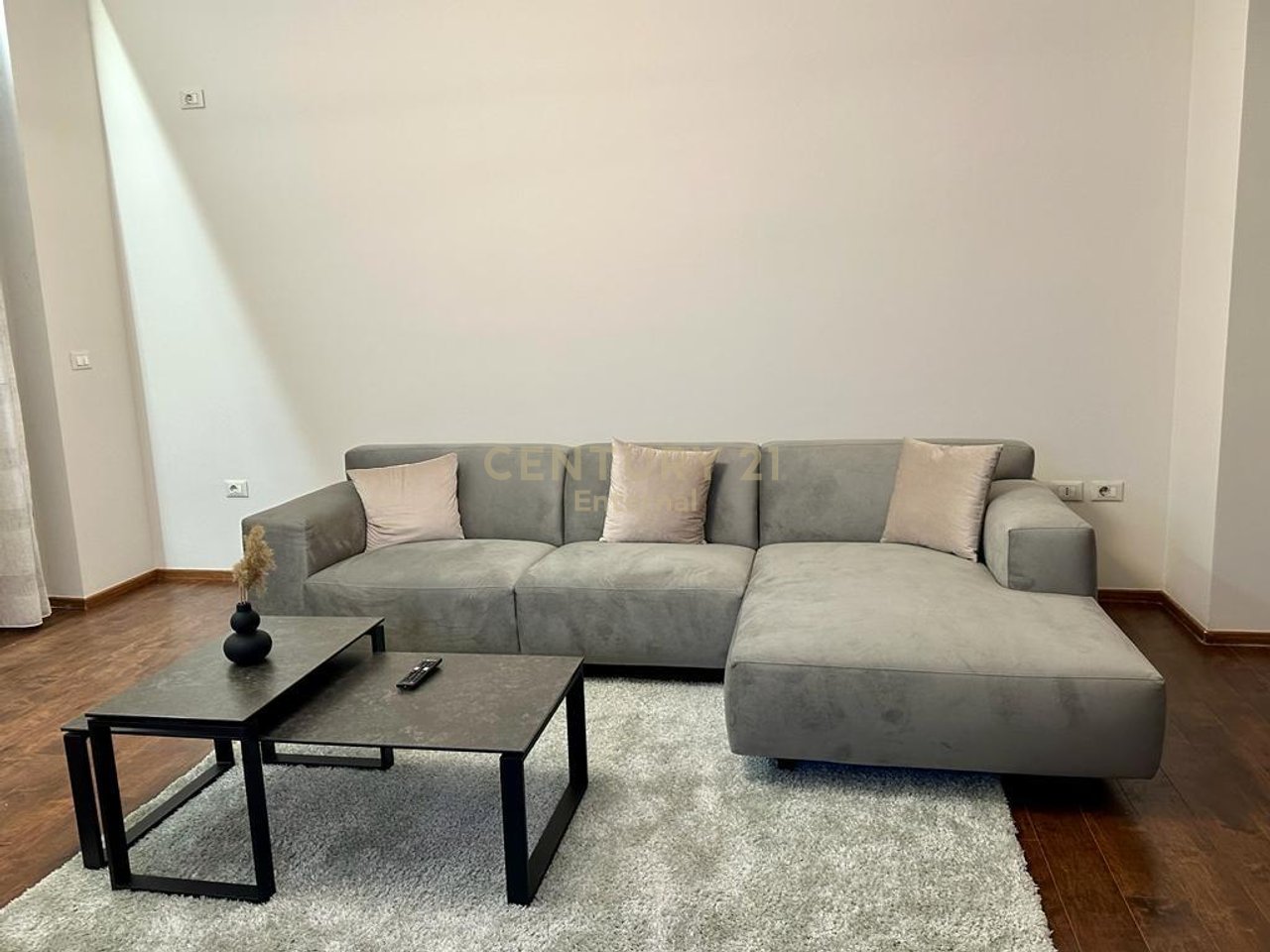 Jepet me Qera Apartament/Zyra  2+1+2 tek zona e ish Gardes