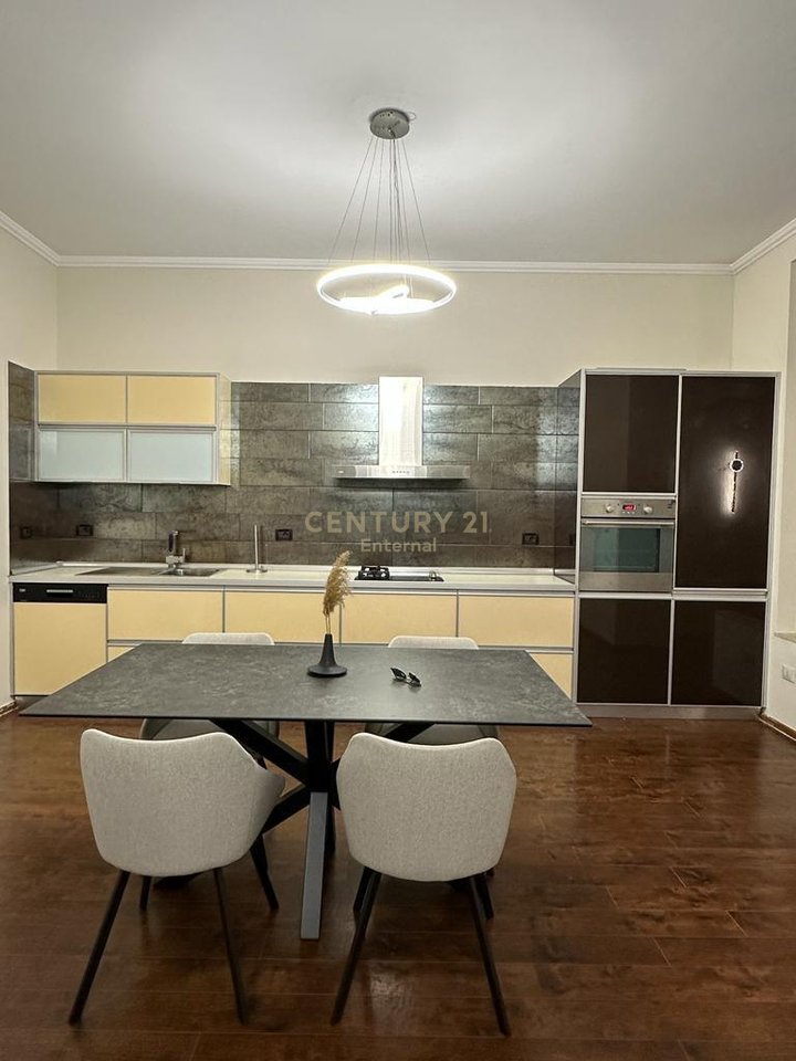 Jepet me Qera Apartament/Zyra  2+1+2 tek zona e ish Gardes