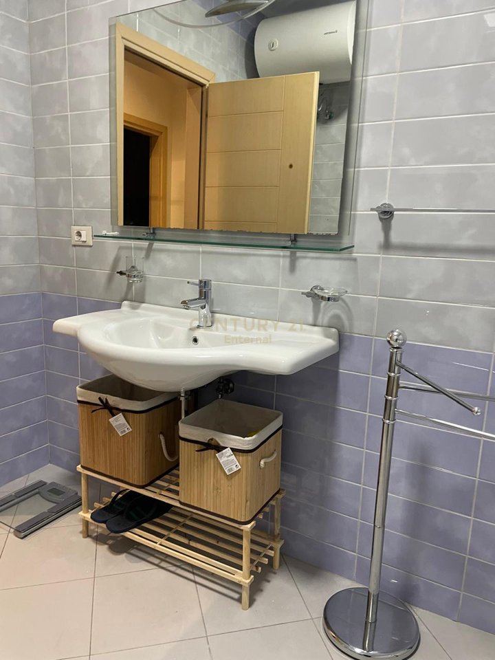 Jepet me Qera Apartament/Zyra  2+1+2 tek zona e ish Gardes