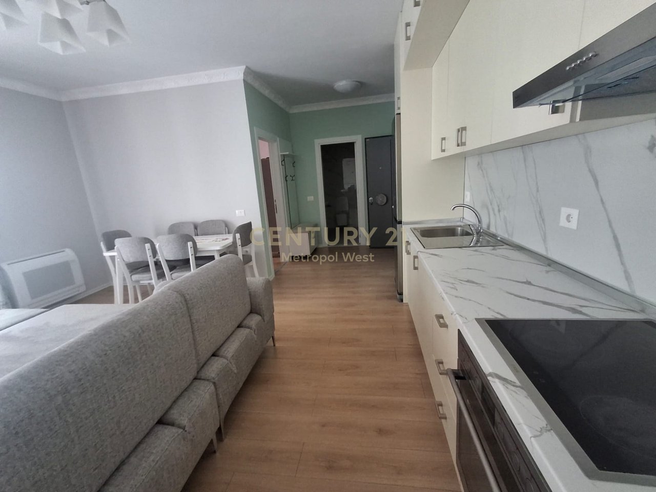 Appartamento 1+1+posto auto in affitto vicino a Bulevardi i Ri!