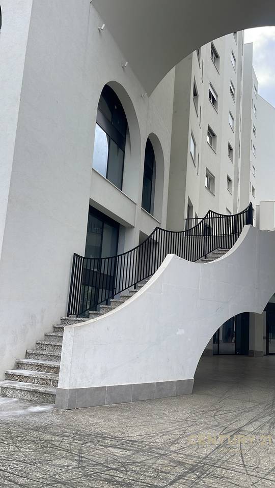 AMBIENT KOMERCIALE për SHITJE në River Residence!