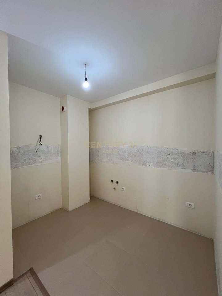JEPET ME QIRA APARTAMENT PËR ZYRA OSE BANIM + POST PARKIMI, TEK KRYQËZIMI I FARMACISË 10!!