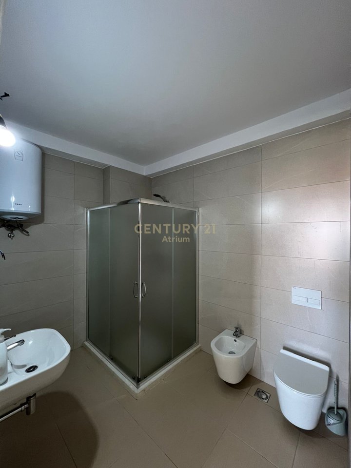 JEPET ME QIRA APARTAMENT PËR ZYRA OSE BANIM + POST PARKIMI, TEK KRYQËZIMI I FARMACISË 10!!