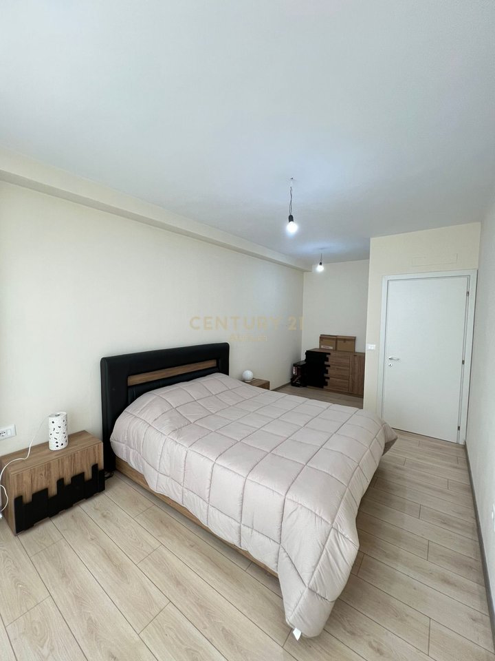 JEPET ME QIRA APARTAMENT PËR ZYRA OSE BANIM + POST PARKIMI, TEK KRYQËZIMI I FARMACISË 10!!