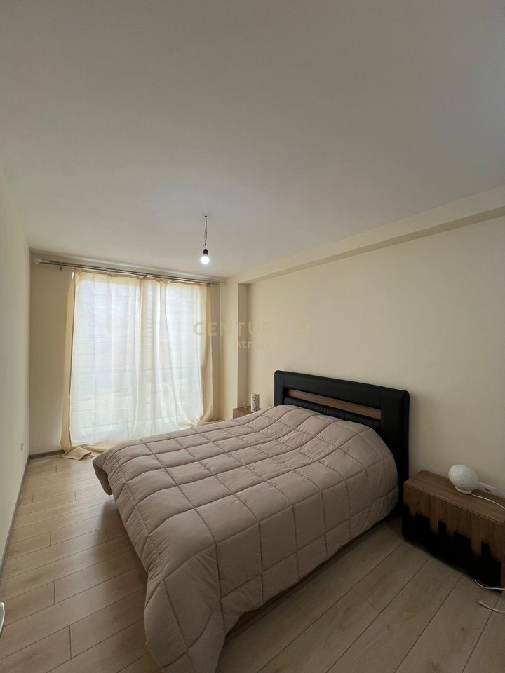 JEPET ME QIRA APARTAMENT PËR ZYRA OSE BANIM + POST PARKIMI, TEK KRYQËZIMI I FARMACISË 10!!
