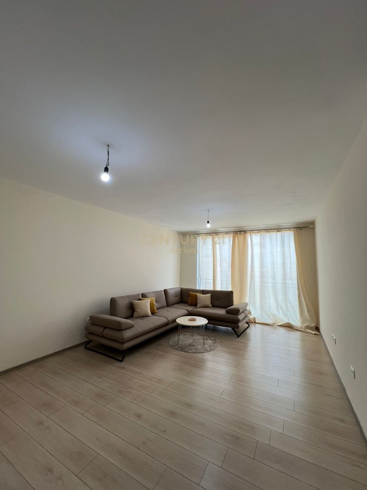 JEPET ME QIRA APARTAMENT PËR ZYRA OSE BANIM + POST PARKIMI, TEK KRYQËZIMI I FARMACISË 10!!