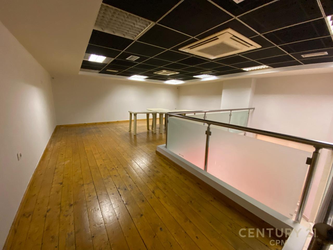 TEK RRUGA E BARRIKADAVE ,QENDRA GALERIA SHESIM NJESI BIZNESI.