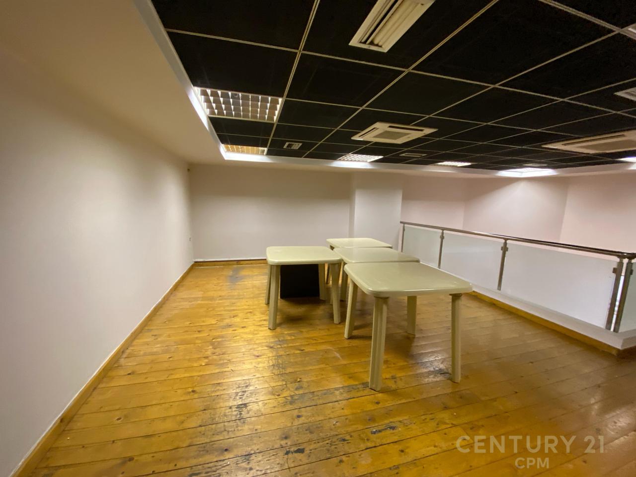 TEK RRUGA E BARRIKADAVE ,QENDRA GALERIA SHESIM NJESI BIZNESI.