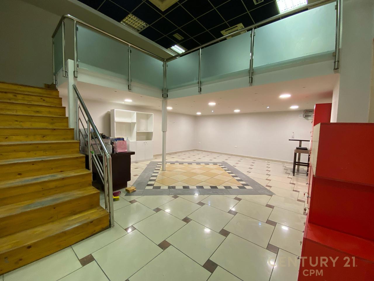TEK RRUGA E BARRIKADAVE ,QENDRA GALERIA SHESIM NJESI BIZNESI.