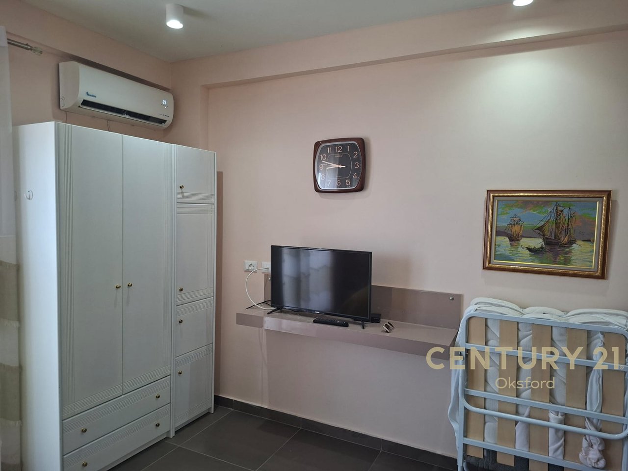 SHITET GARSONIERE NË VLORË, JONUFËR