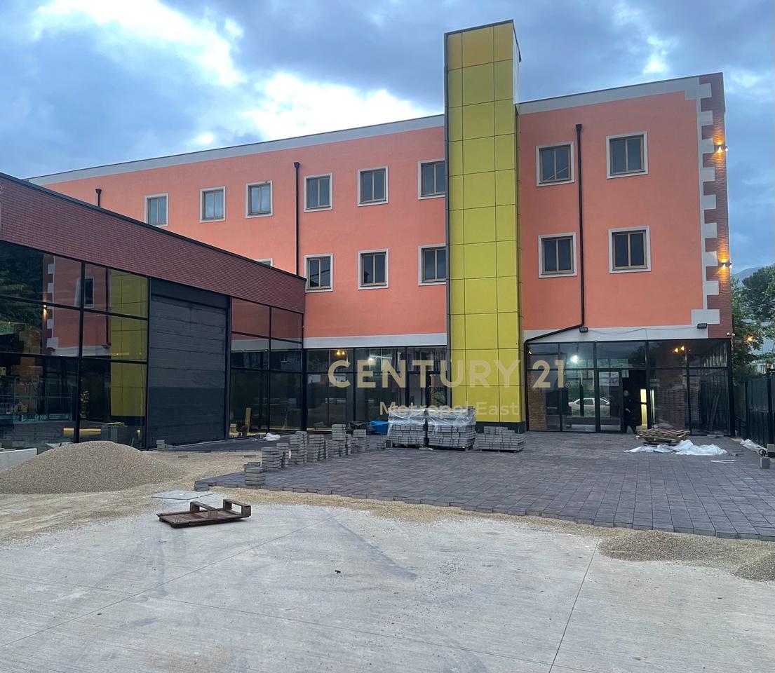 In affitto: edificio multifunzionale di 3 piani con ascensore industriale e magazzino, in posizione strategica con ampio parcheggio.