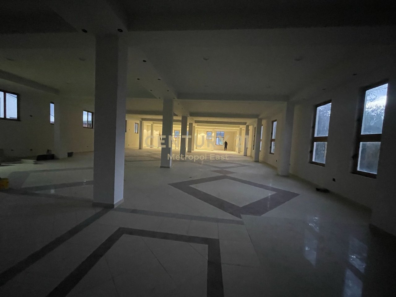 In affitto: edificio multifunzionale di 3 piani con ascensore industriale e magazzino, in posizione strategica con ampio parcheggio.
