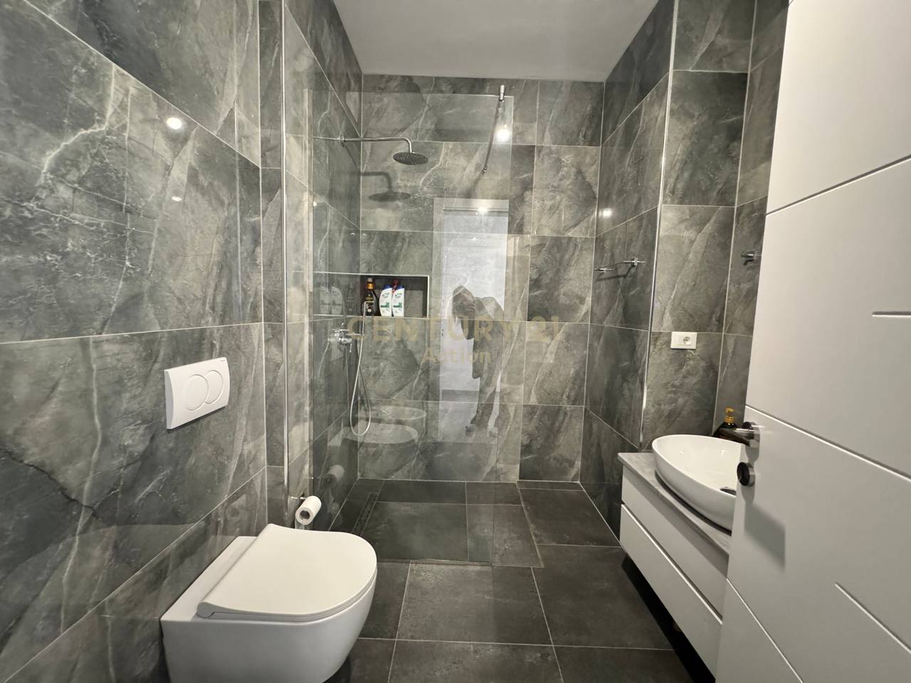 JEPET ME QIRA APARTAMENT MODERN 1+1 TEK FOLEJA E GJELBER,RING CENTER!