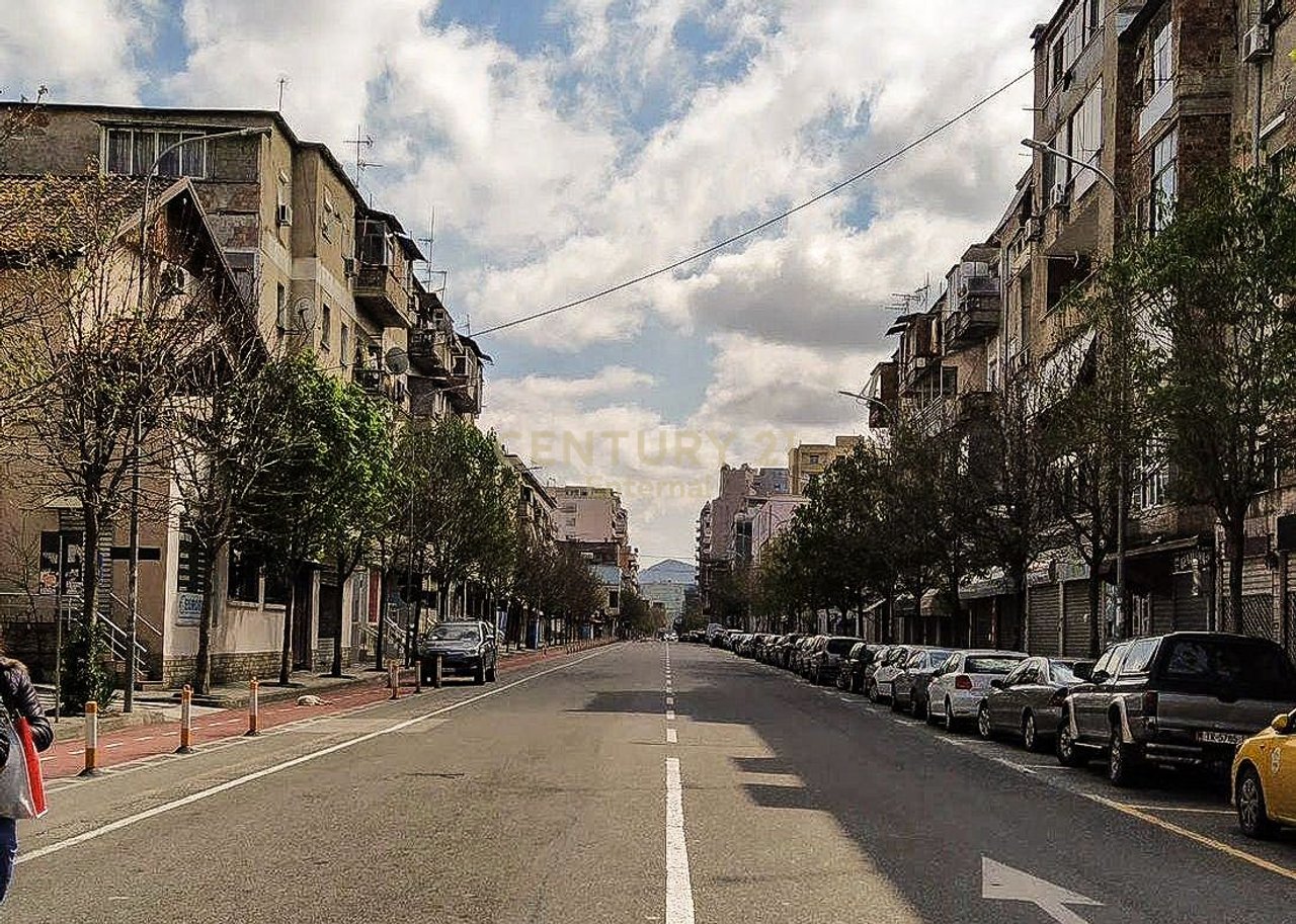 Rruga E Barrikadave - Shitet Dyqan 24m2 Kati 0