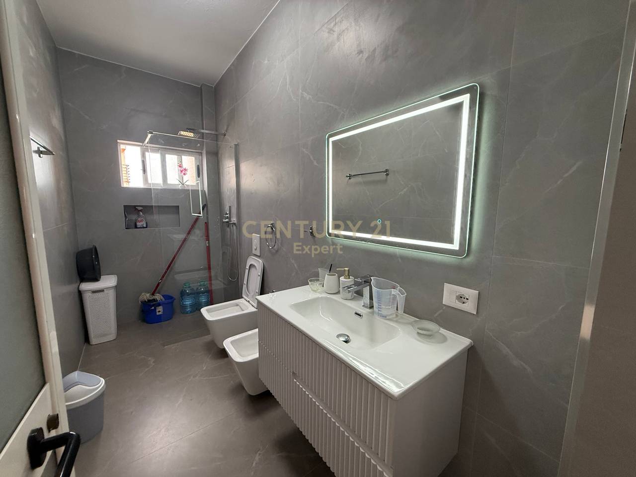 APARTMENT 2+1 GARAGE FOR RENT ON KONGRESI I MANASTIRIT STREET!