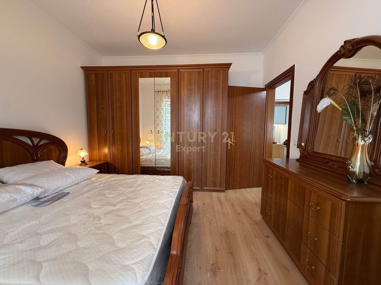 APARTMENT 2+1 GARAGE FOR RENT ON KONGRESI I MANASTIRIT STREET!