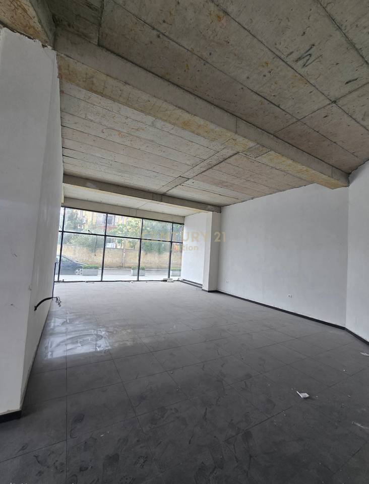 🏢 Jepet me qira ambient komercial në Plazh, Stacioni i Parë, Durrës.