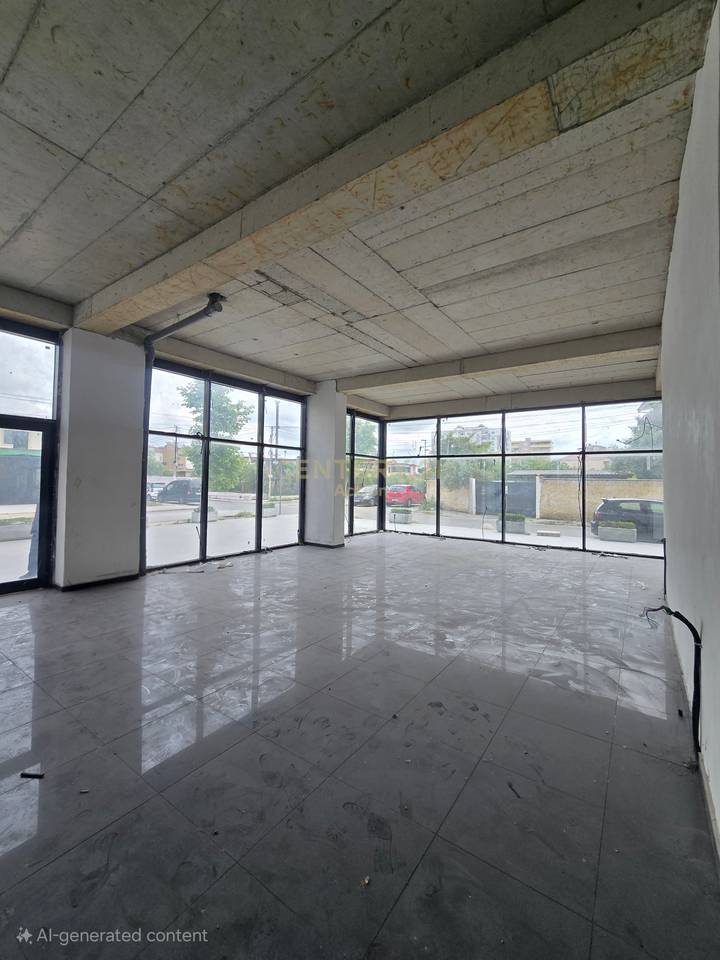 🏢 Jepet me qira ambient komercial në Plazh, Stacioni i Parë, Durrës.