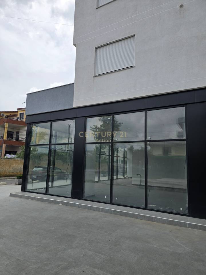 🏢 Jepet me qira ambient komercial në Plazh, Stacioni i Parë, Durrës.