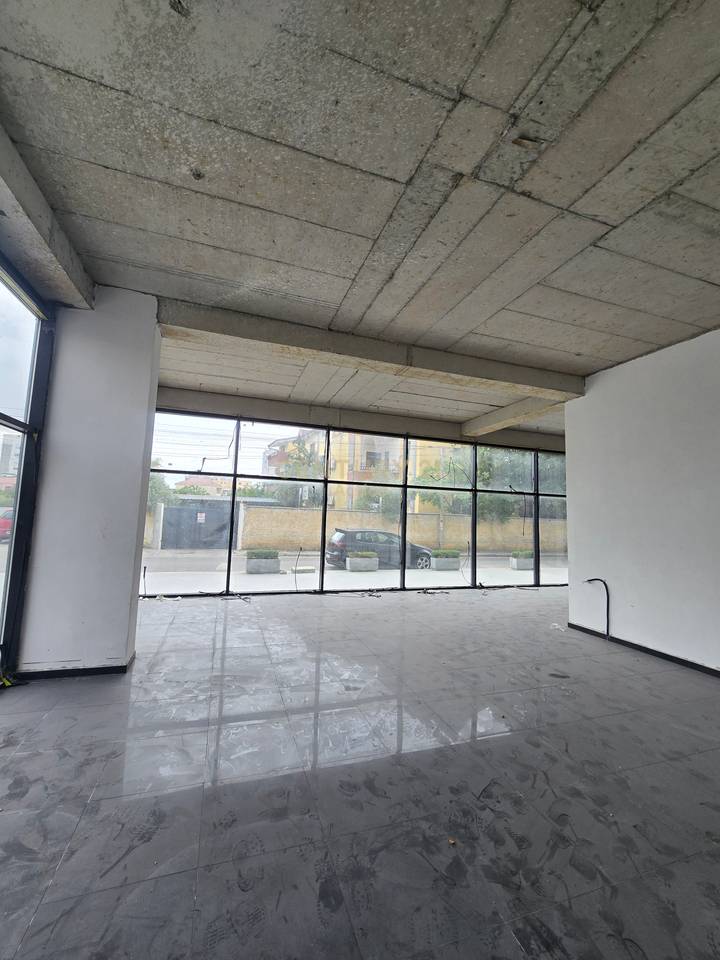 🏢 Jepet me qira ambient komercial në Plazh, Stacioni i Parë, Durrës.