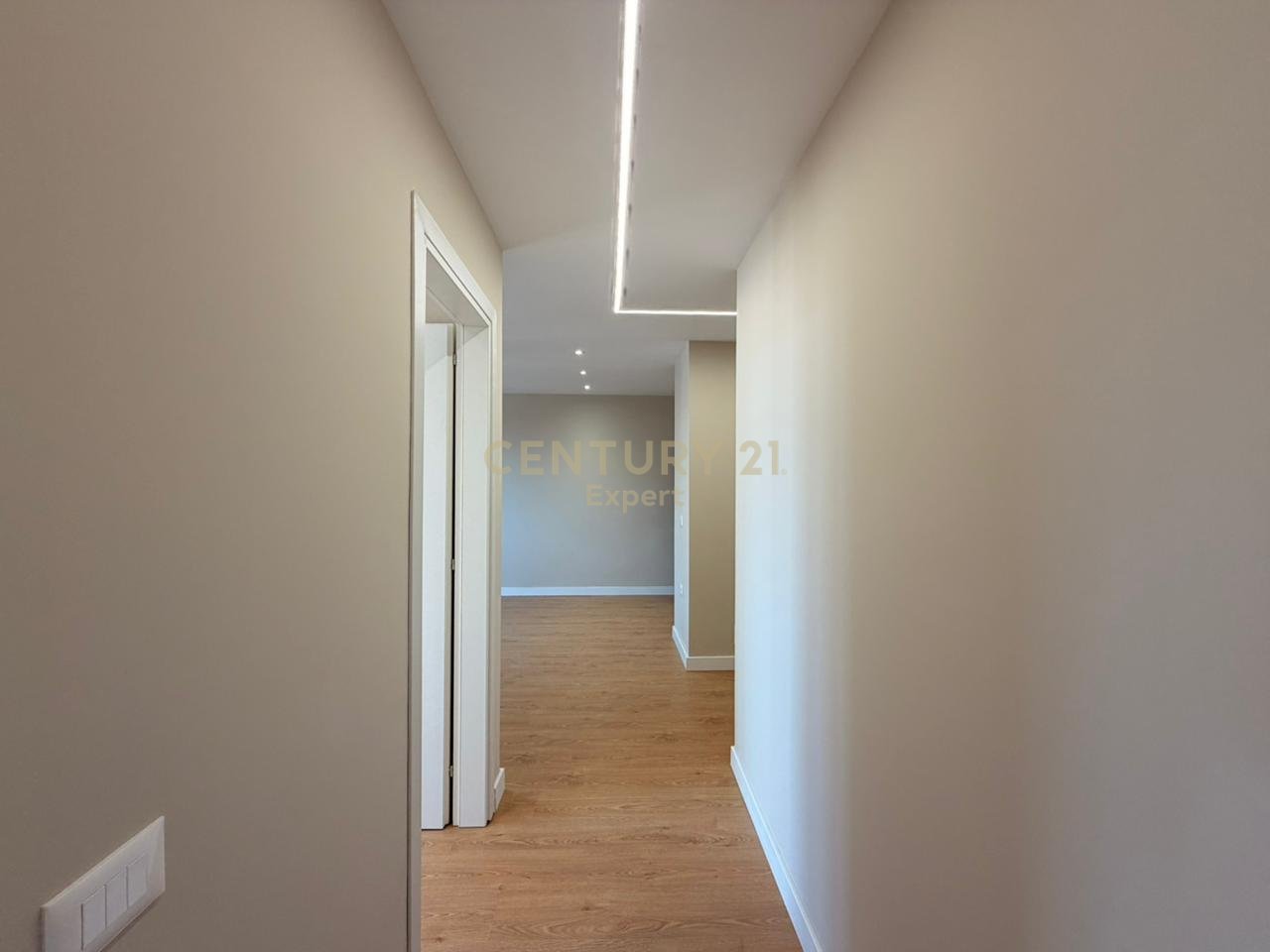 SHESIM APARTAMENT 2+1 PALLATI USLUGA RRUGA ASIM VOKSHI
