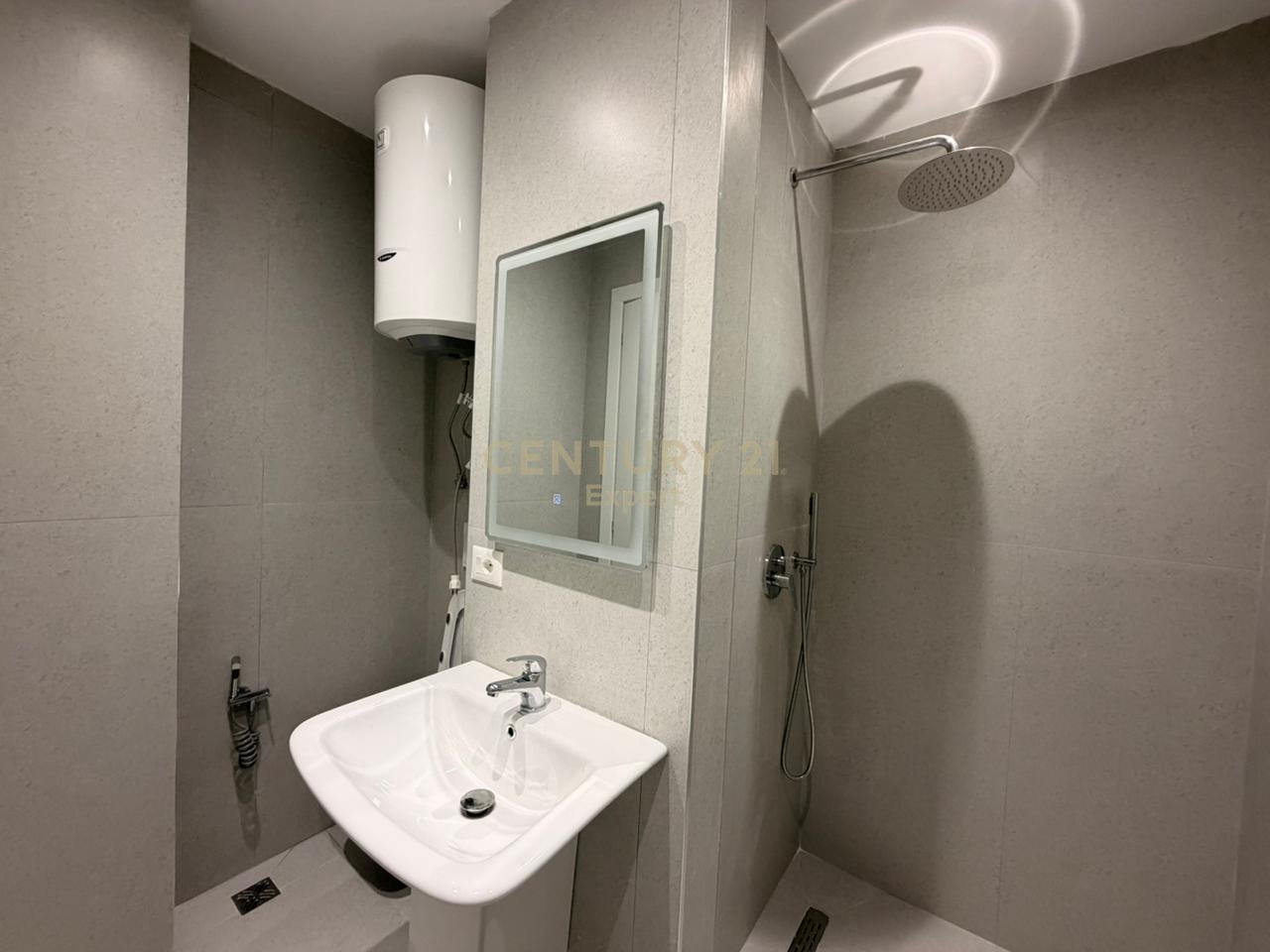 SHESIM APARTAMENT 2+1 PALLATI USLUGA RRUGA ASIM VOKSHI