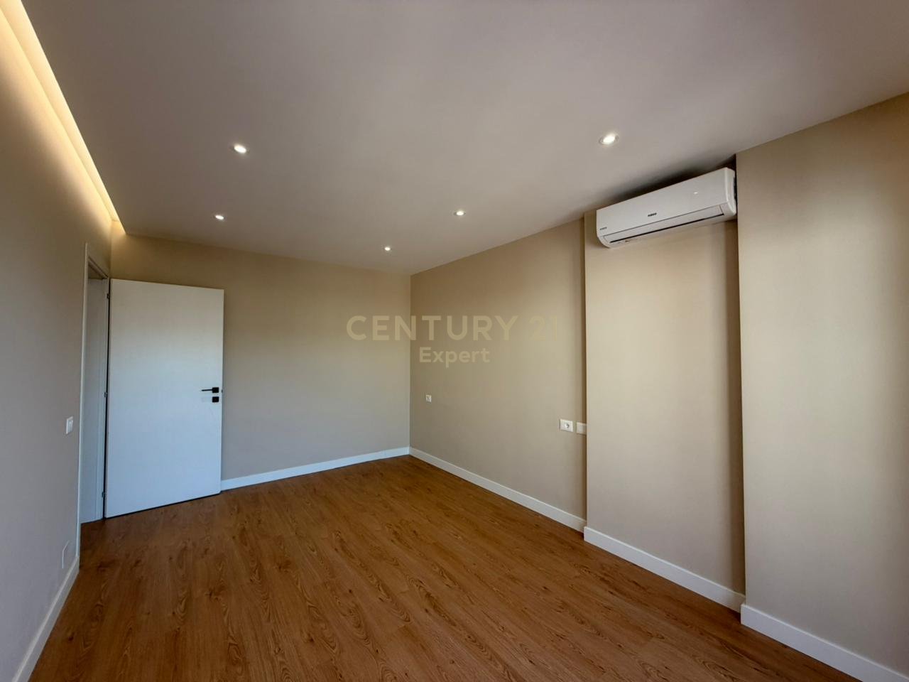 SHESIM APARTAMENT 2+1 PALLATI USLUGA RRUGA ASIM VOKSHI
