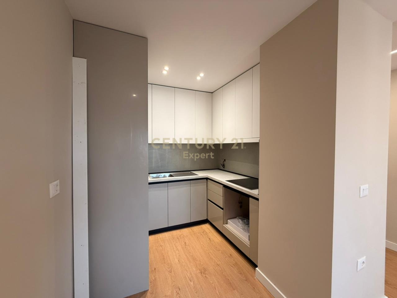 SHESIM APARTAMENT 2+1 PALLATI USLUGA RRUGA ASIM VOKSHI