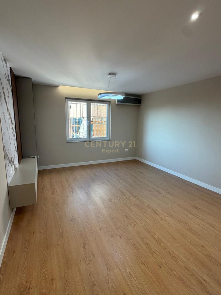 SHESIM APARTAMENT 2+1 PALLATI USLUGA RRUGA ASIM VOKSHI