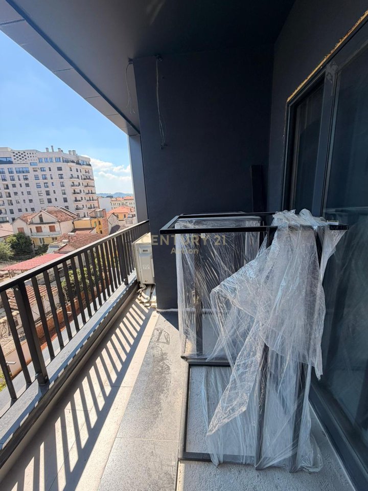 🏡 Shitet apartament 1+1 –Rruga e Barrikadave