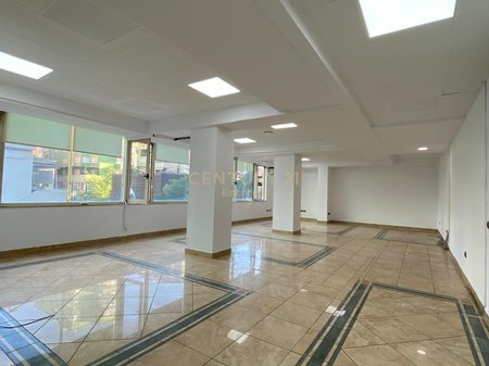 Spazio Commerciale in Affitto a Ish-Bllok