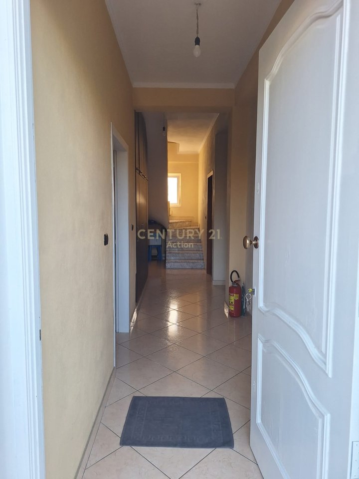 🔥 SUPER OKAZION 🔥
🏡 Vilë 2 Kate + Truall për shitje në Durrës, Rruga e Plazhit 🌊