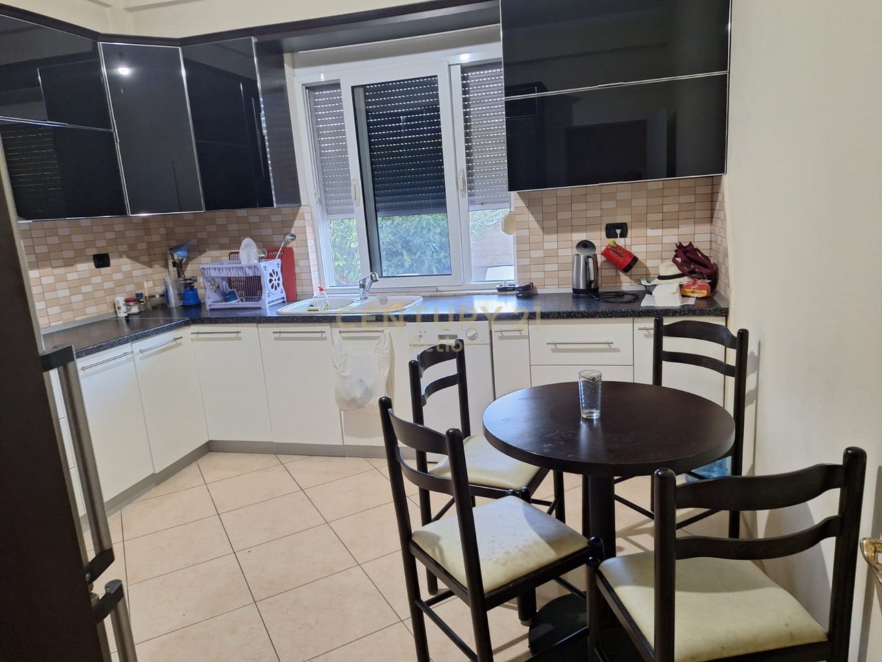 🔥 SUPER OKAZION 🔥
🏡 Vilë 2 Kate + Truall për shitje në Durrës, Rruga e Plazhit 🌊