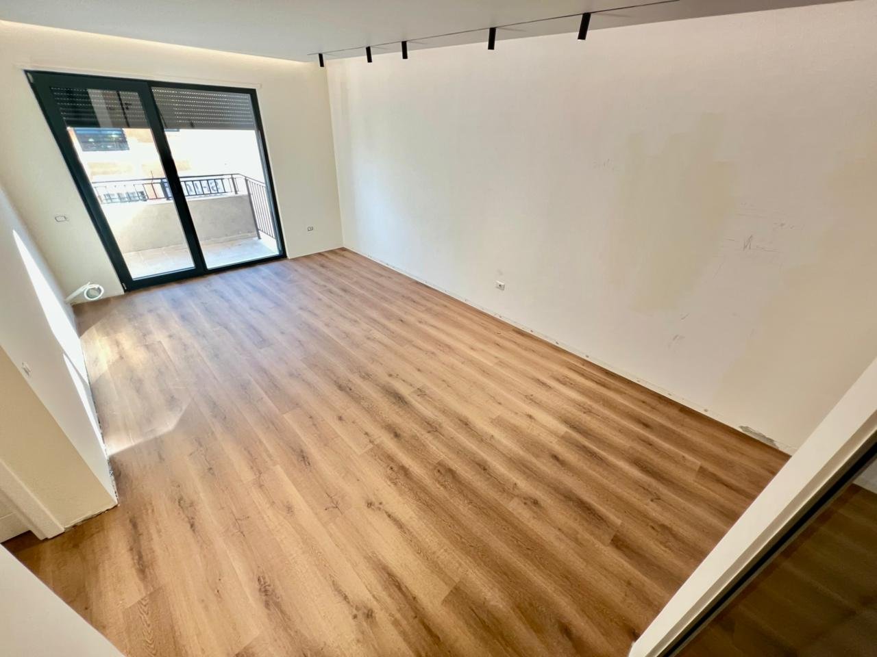 SHESIM, SUPER APARTAMENT 2️⃣➕1️⃣➕2️⃣ me POST PARKIMI, LIQENI THATË (PA MALORE)‼️