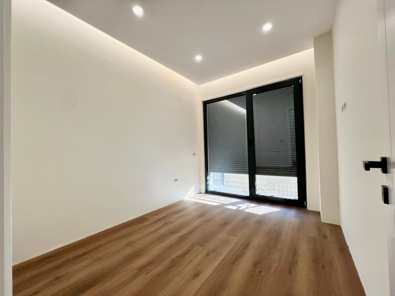 SHESIM, SUPER APARTAMENT 2️⃣➕1️⃣➕2️⃣ me POST PARKIMI, LIQENI THATË (PA MALORE)‼️