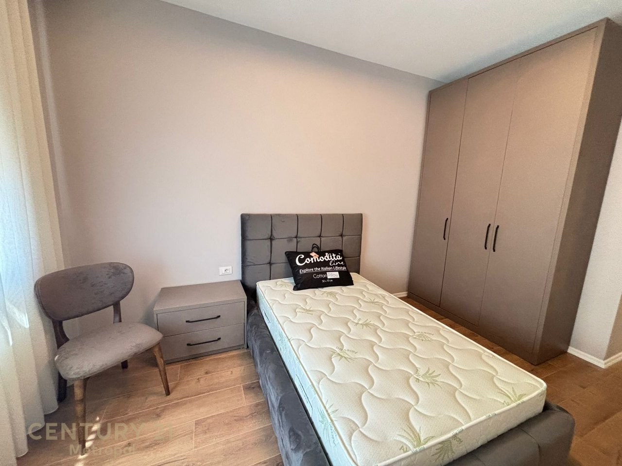 Appartamento moderno 2+1+2 + 2 posti auto in affitto vicino all'Hotel Radisson!