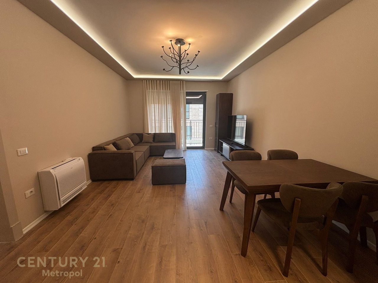 Appartamento moderno 2+1+2 + 2 posti auto in affitto vicino all'Hotel Radisson!